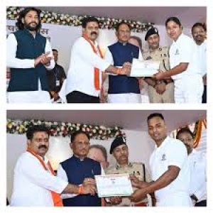 मुख्यमंत्री  विष्णुदेव साय ने उप निरीक्षक संवर्ग में चयनित अभ्यर्थियों को प्रदान किया नियुक्ति पत्र