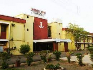 कलेक्टर की अध्यक्षता में जिला सड़क सुरक्षा समिति की बैठक संपन्न   कलेक्टर ने शहर में अवैध होर्डिंग्स हटाने के दिए निर्देश