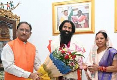 मुख्यमंत्री श्री विष्णु देव साय से योग गुरु बाबा रामदेव ने की सौजन्य मुलाकात