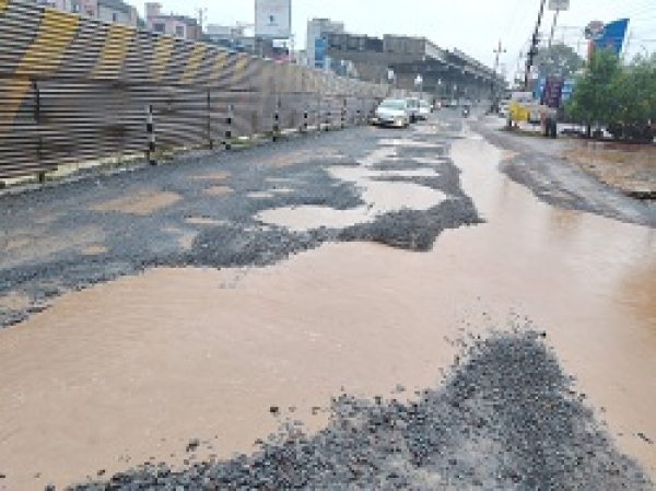 तीन दिन से हो रही तेज बारिश से जर्जर फोरलेन का हाल हुआ और अधिक बेहाल