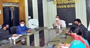 स्कूलों में कार्यरत शिक्षक, स्टाफ एवं उनके परिवार के पात्र सदस्यों का शतप्रतिशत कोविड-19 टीकाकरण सुनिश्चित करें - कलेक्टर