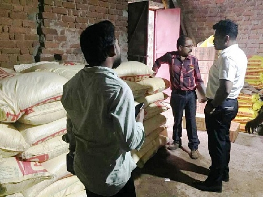 कलेक्टर के निर्देश पर यूरिया एवं अन्य खाद के कालाबाजारी पर की जा रही कड़ी कार्रवाई