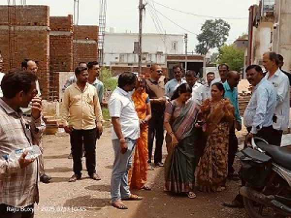महापौर अलका बाघमार ने वार्ड 56 की समस्याओं को लेकर अफसरों को दिए सख्त निर्देश