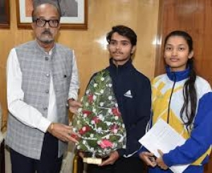 राज्यपाल  डेका ने विश्व योग प्रतियोगिता के लिए चयनित प्रतिभागियों को 25-25 हजार रूपए की सहायता राशि दी