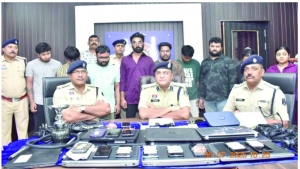 भिलाई में अंतरराष्ट्रीय साइबर ठगी रैकेट का पर्दाफाश: दो युवतियों सहित 9 आरोपी गिरफ्तार, कॉल सेंटर से अमेरिका-कनाडा के नागरिकों से ठगी