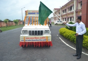 कलेक्टर वसंत ने हरी-झंडी दिखाकर किया स्वच्छता रथ को रवाना