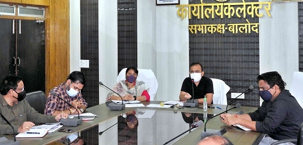 कोविड-19 टीकाकरण का शतप्रतिशत लक्ष्य हासिल करने ज्यादा से ज्यादा सत्र आयोजित करें - कलेक्टर