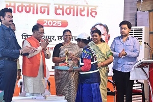 मुख्यमंत्री साय ने स्वच्छता दीदियों को किया सम्मानित, कहा – देश को स्वच्छ और स्वस्थ बनाने में निभा रही हैं अहम भूमिका