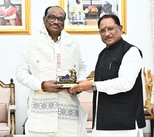 मुख्यमंत्री विष्णु देव साय से केंद्रीय जनजातीय कार्य राज्य मंत्री दुर्गा दास उइके ने की सौजन्य मुलाकात