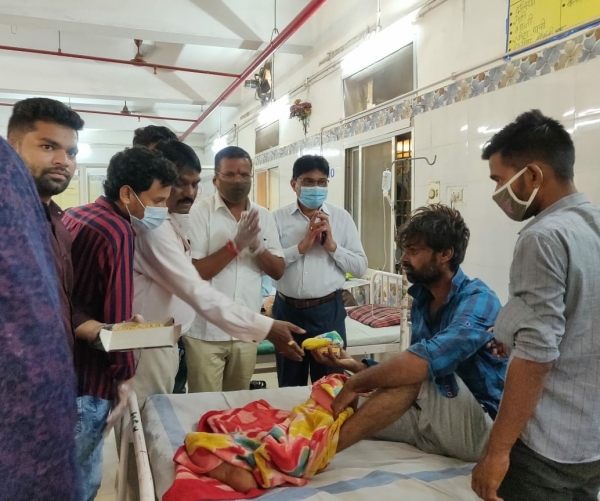 राजेंद्र साहू जी के जन्म दिन अवसर पर एनएसयूआई दुर्ग ने जिला शासकीय हॉस्पिटल दुर्ग में किया मरीजो को फल वितरण