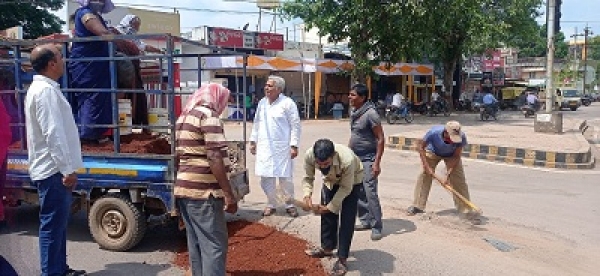 अधिकारियों के साथ गड्ढे भरवाने सड़कों में निकले विधायक,निर्माण कार्यों के दौरान आमजनों को ना हो असुविधा: वोरा