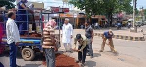 अधिकारियों के साथ गड्ढे भरवाने सड़कों में निकले विधायक,निर्माण कार्यों के दौरान आमजनों को ना हो असुविधा: वोरा