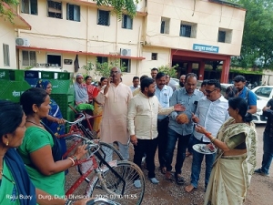 मेयर ने घर-घर कचरा संग्रह के लिए 120 नए कचरा रिक्शा का पूजा अर्चना कर किया शुभारंभ,
