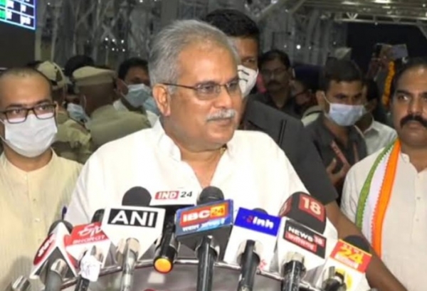 दिल्ली से लौटने पर रायपुर विमानतल में दुर्ग जिले के कांग्रेसजनों ने  मुख्यमंत्री भूपेश बघेल का जोशीला स्वागत किया