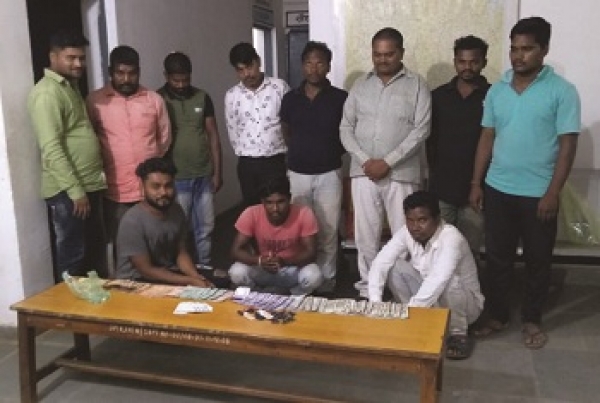 जंगल में जुआ खेलते 11 आरोपियों को किया पुलिस ने गिरफ्तार