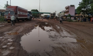 सिरसा गेट से हथखोज जाने वाली गौरव पथ में आवागमन हुआ खतरनाक