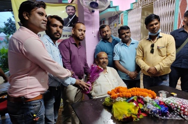 नए जिले की सौगात मिलने पर मोहला में शिक्षकों ने किया संसदीय सचिव इन्द्रशाह मंडावी का सम्मान