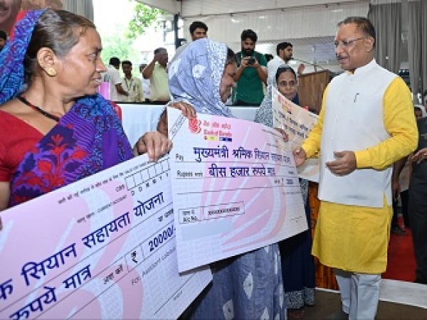 6 हजार 200 से अधिक श्रमिक परिवारों को 11 करोड़ 41 लाख रूपये की सहायता राशि के चेक मिले