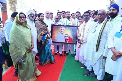 मुख्यमंत्री को मिला अनमोल उपहार जिसे देख फिर आयी मा की याद ...