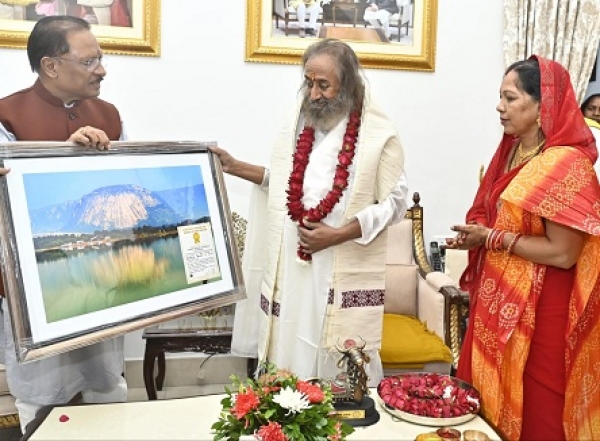 मुख्यमंत्री श्री विष्णुदेव साय ने आध्यात्मिक गुरु श्री श्री रविशंकर से लिया आशीर्वाद
