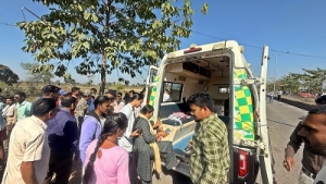 मुंगेली थाना क्षेत्र अंतर्गत करही के पास बस पलटी की दुर्घटना, मौके पर पहुंचे कलेक्टर और एसपी