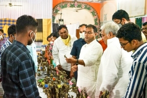 भिलाई के सेक्टर-6 में आयोजित हाथकरघा एवं हस्तशिल्प की प्रदर्शनी में 11 लाख 72 हजार रुपये से अधिक की हुई बिक्री… मंत्री गुरू रूद्र कुमार ने दी बधाई…