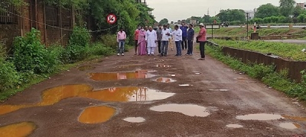 प्रमुख सड़कों पर गड्ढे, मेन मार्केट का हाल बेहाल, लापरवाही बर्दाश्त नहीं करेंगे बर्दाश्त -विधायक वोरा
