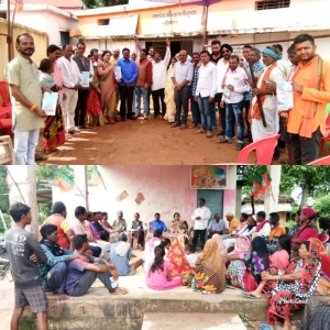भाजपाइयों सोनामगर और देवपुर में सभा आयोजित कर, पीएम गरीब कल्याण योजना क्या है? ग्रामीणों को बताया