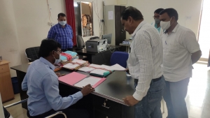 प्रकाश सर्वे ने पहले रिहायशी क्षेत्र और बाद में दफ्तर का किया निरीक्षण