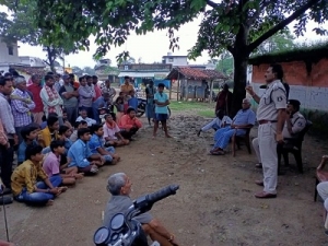 संध्या कालीन चौपाल का आयोजन हमर रखवार-हमर द्वार कार्यक्रम के अंतर्गत लोगो को किया गया जागरूक