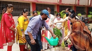 पंजाबी वुमेन संस्था ने लगाए शिक्षक दिवस को यादगार बनाने रोपे पौधे