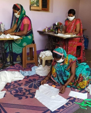 स्व-सहायता समूह की महिलाएं बनी कोरोना वारियर्स :  कोरोना वायरस की रोकथाम के लिए तैयार किया जा रहा मास्क